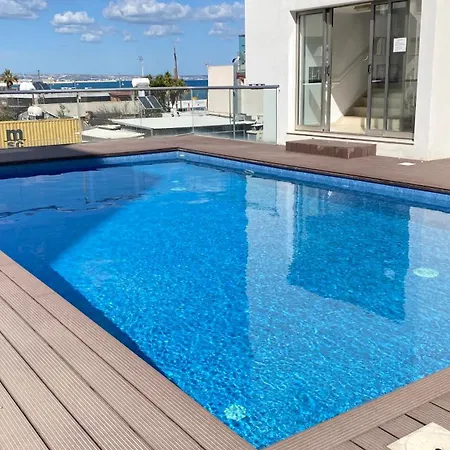 с видом на море маккензи Apartamento Larnaca